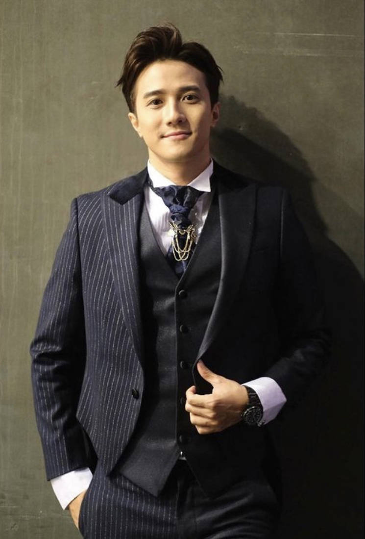 在正式收楼后,黄庭锋在新家门口拍摄了一张照片留念,并发布到社交平台