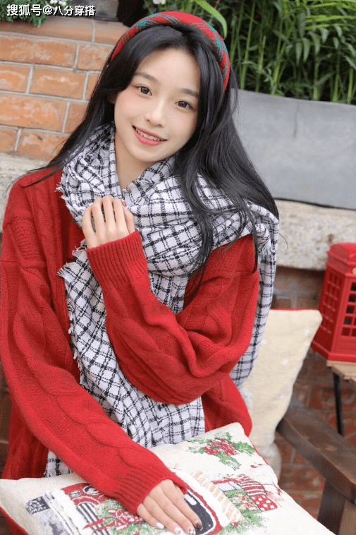 配饰 冬天毛衣怎么穿才洋气？多穿这几种颜色，时髦百搭又温柔