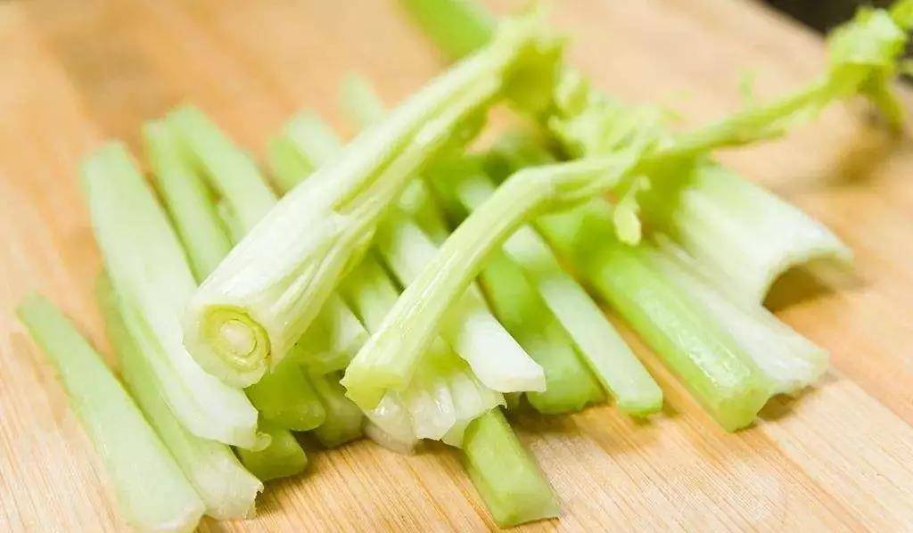 西芹菜怎么做既营养又好吃 c1644c35749946c49d17bc439361731c.jpeg