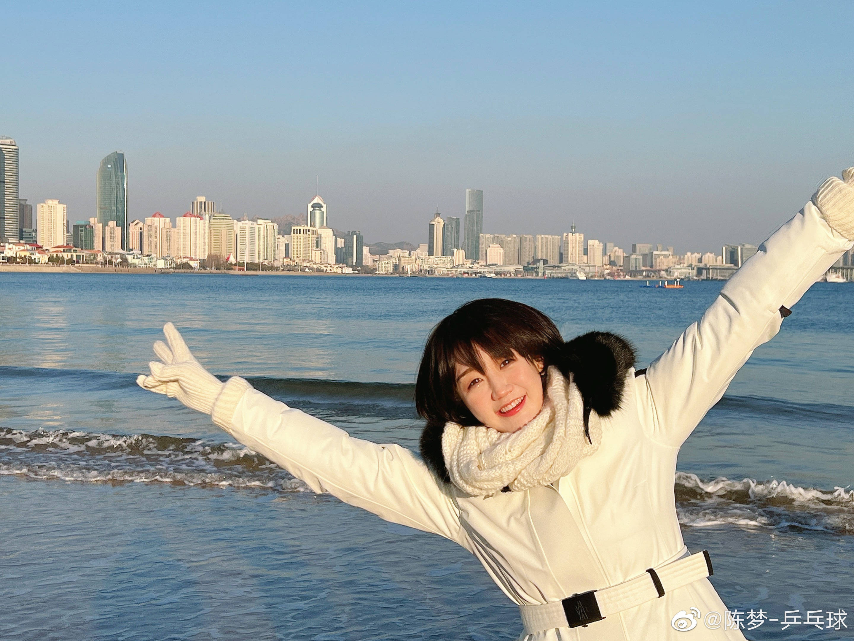 东京|美丽的奥运冠军！陈梦晒2022新照：28岁青岛姑娘一身白，活力四射