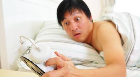 因为|起床后,是先喝水还是先排便?若做对这五件事,你会比别人更长寿