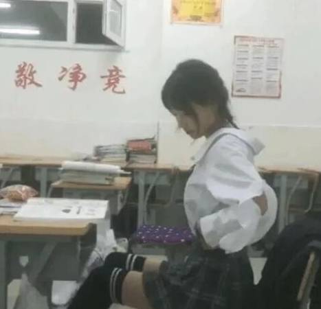 同学|搞笑：学校教室剩下我和她，接下来怎么办？网友都是过来人哈哈