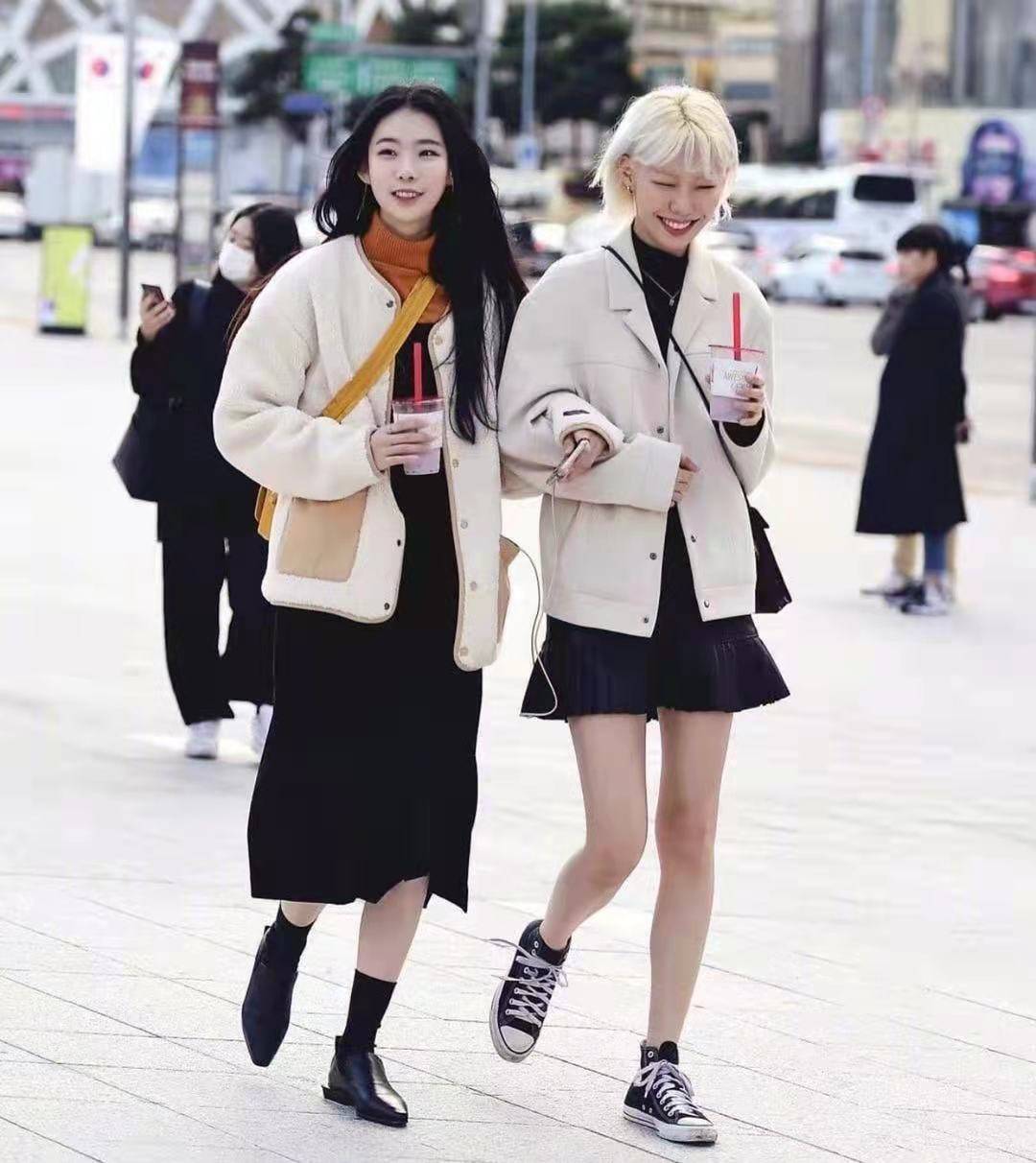 眼睛 还是韩国街拍最自然，一点也不辣眼睛！穿搭简约时尚值得借鉴！