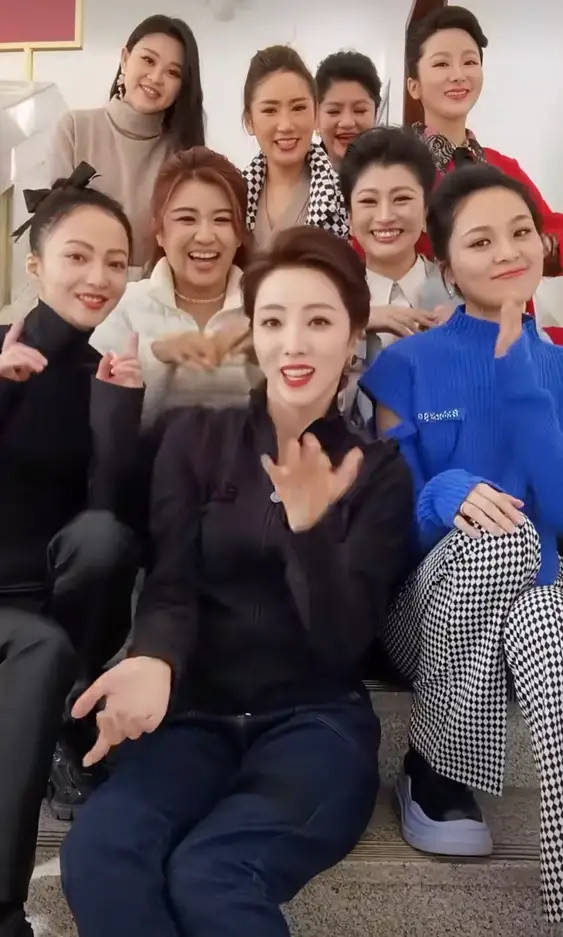 披肩 李思思越来越有董卿范！运动衣披肩尽显贵气范，同框张韶涵不输