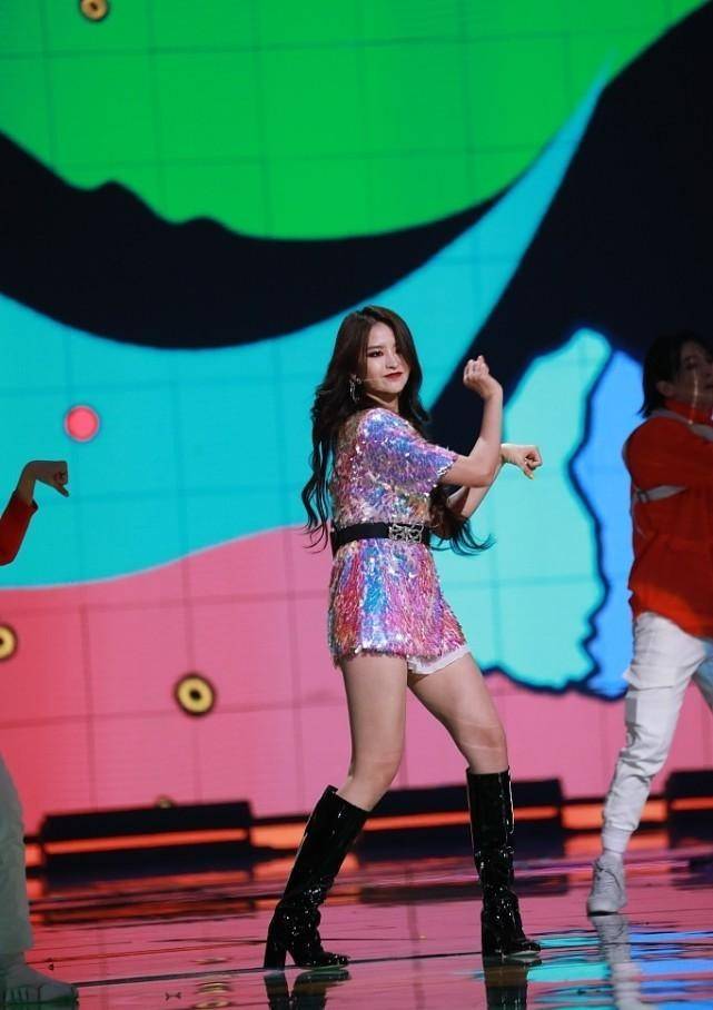 短裙 女偶像都太拼了，裙子短到露出白边打底，一般人都不敢轻易穿出门