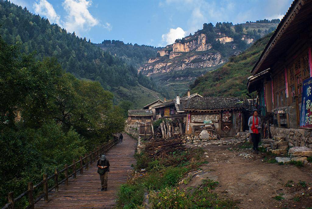 中国最怪的村子悬在空中200年远看如同空中阁楼