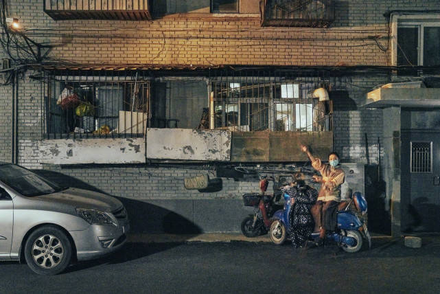 周迅 周迅街头随便拍都惊艳!裹着丝巾尽显高级感,人间香奈儿真不逊色