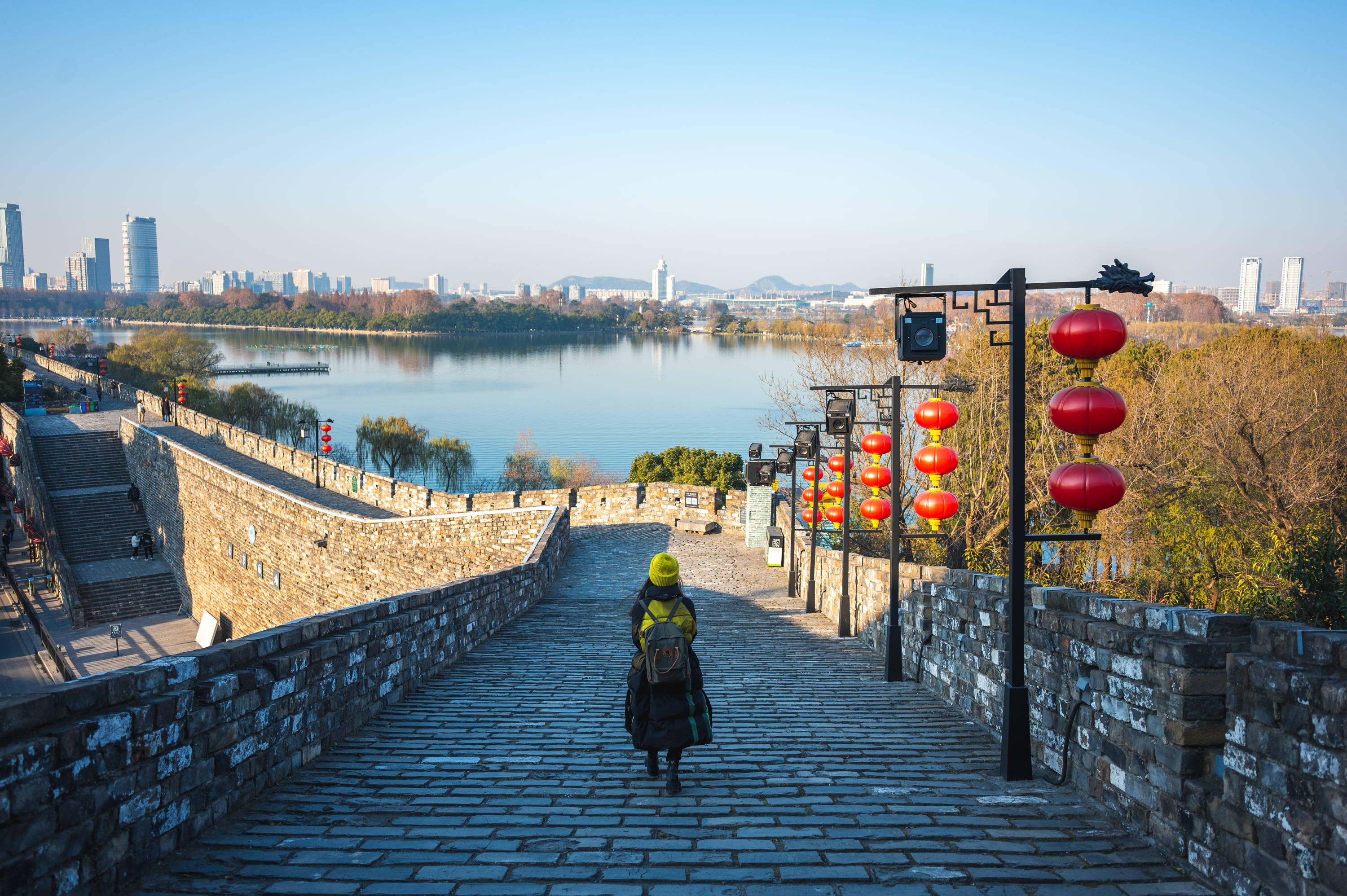 南京明城墙风光最美的一段,东接紫金山,北揽玄武湖,景色绝佳