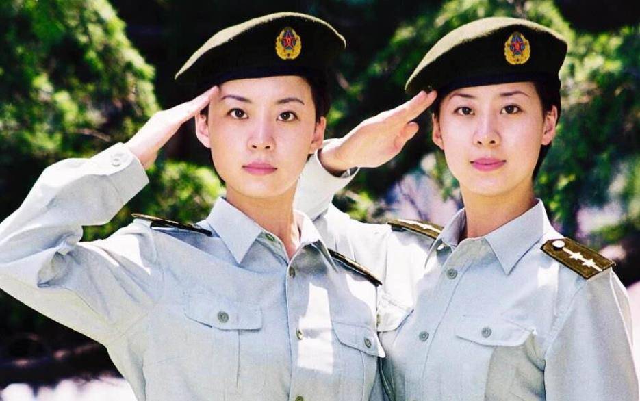 阅兵时,双胞胎女兵英姿飒爽红遍全国,后来生活如何_姐妹_训练_张薇薇
