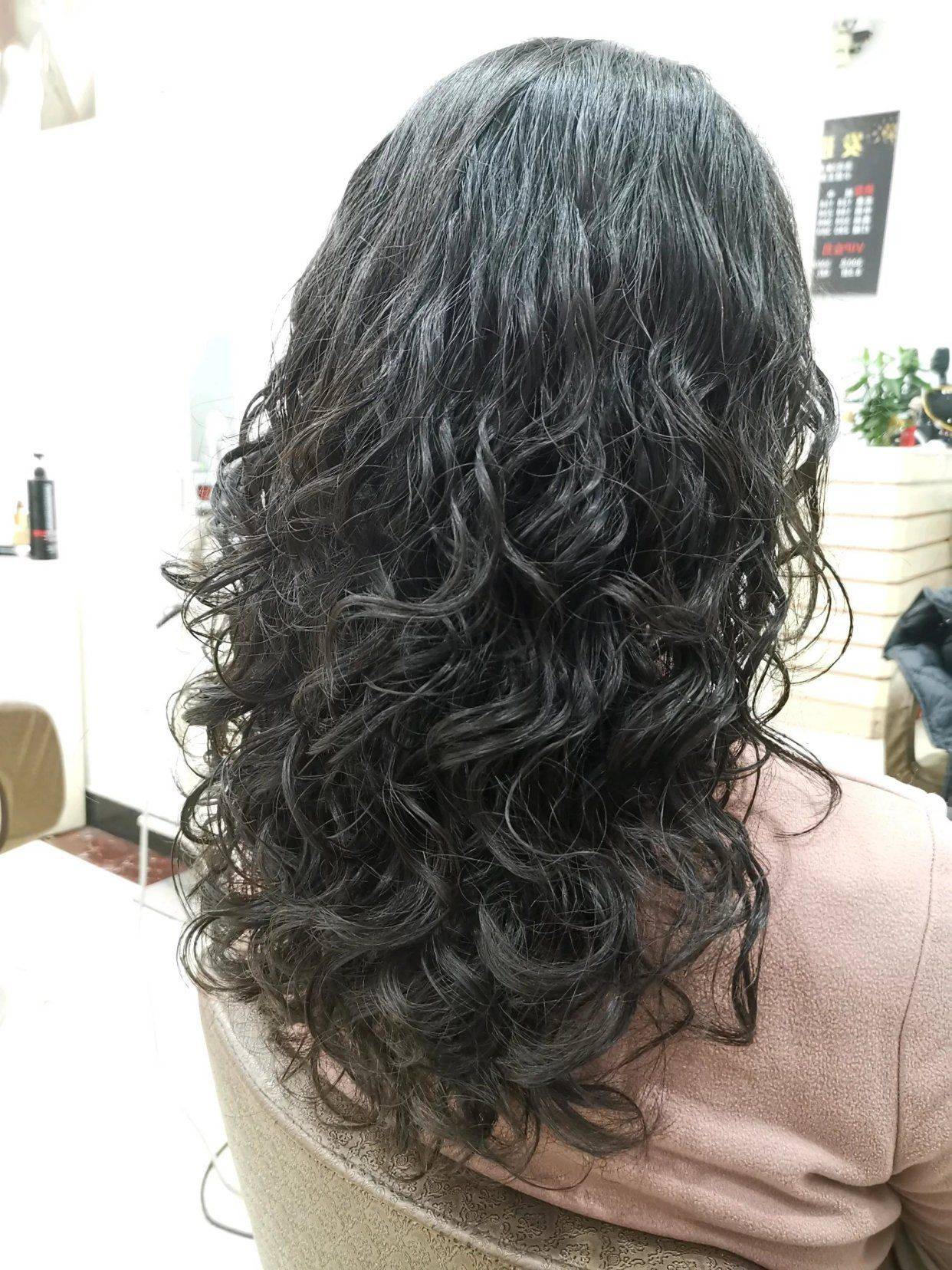 发型春节发型怎么选?都是卷烫发别错过,很洋气