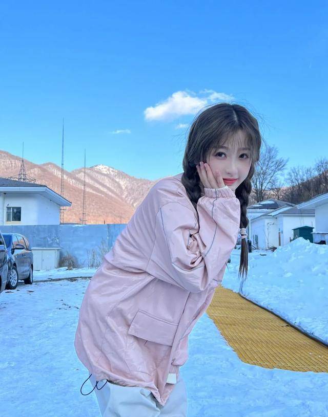张天虞书欣变身雪地“小精灵”，冬日氛围感又被她拿捏住了