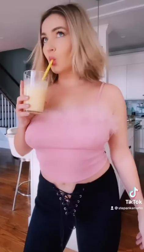 因為|那個靠賣屁狂賺5萬美元的女星，最后因為胃脹氣進了醫院...