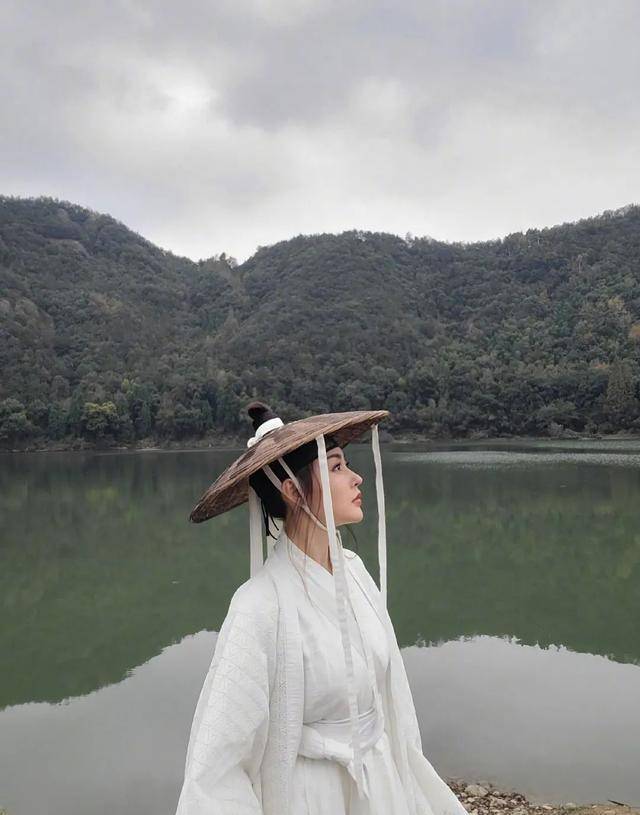 张天虞书欣变身雪地“小精灵”，冬日氛围感又被她拿捏住了