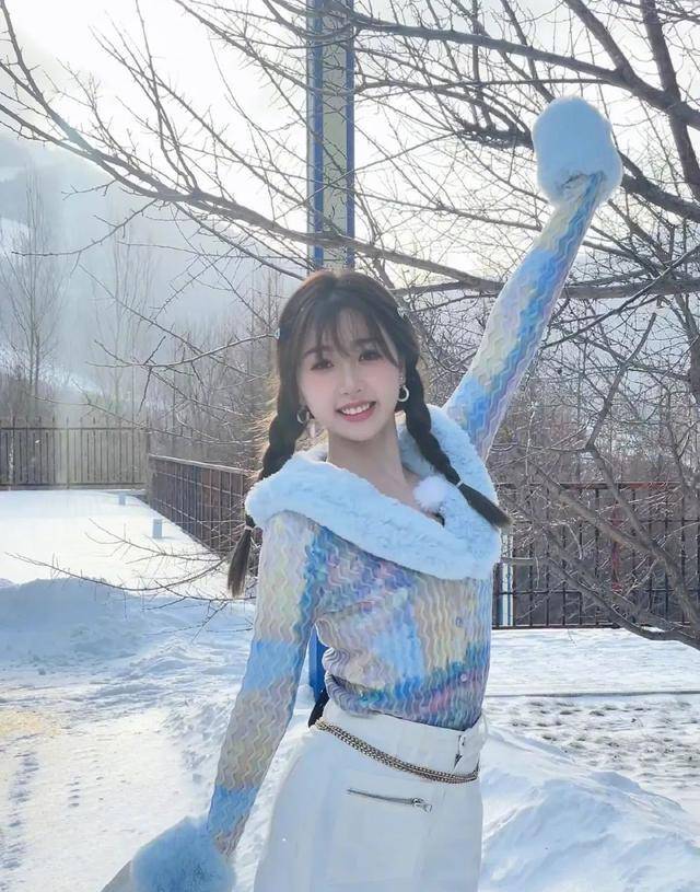 张天虞书欣变身雪地“小精灵”，冬日氛围感又被她拿捏住了