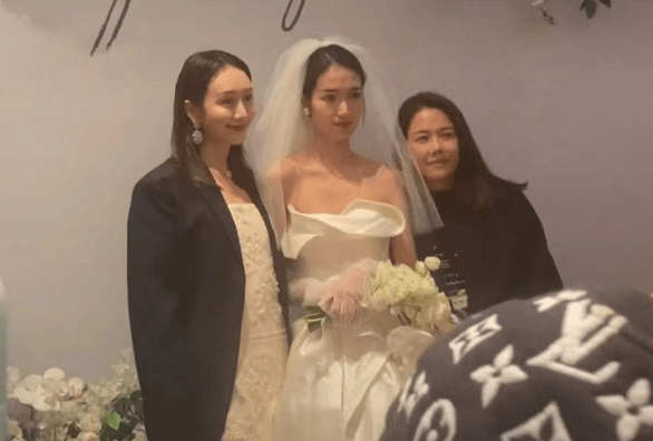 何九华王鸥疑被官宣恋情 c5a16982aeff489f9a4be7353c665489.png