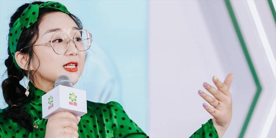 傅首尔本身是一个很有才华的人,也写了很多的书,她的书在市面上非常的