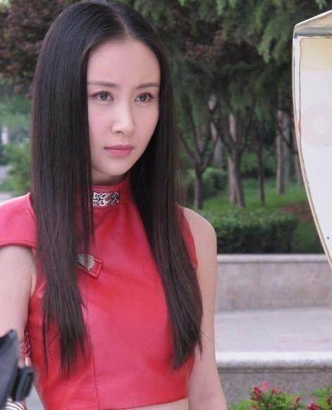 发型看了舒畅的长发后，终于明白她为何剪摩卡波波头发型，漂亮又减龄