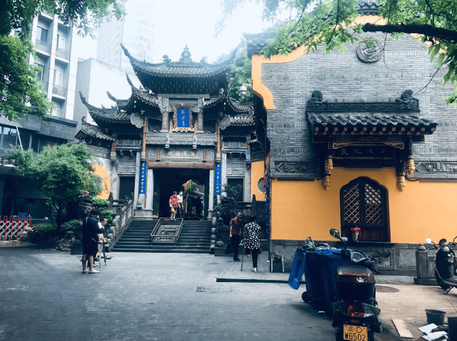 重庆一低调寺庙，其风格媲美大足宝顶山石刻，建筑独特，趣味十足