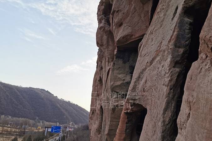  原创 陕西关中县城，50公里的沿河石山上，全是马蜂窝状的神秘窟窿