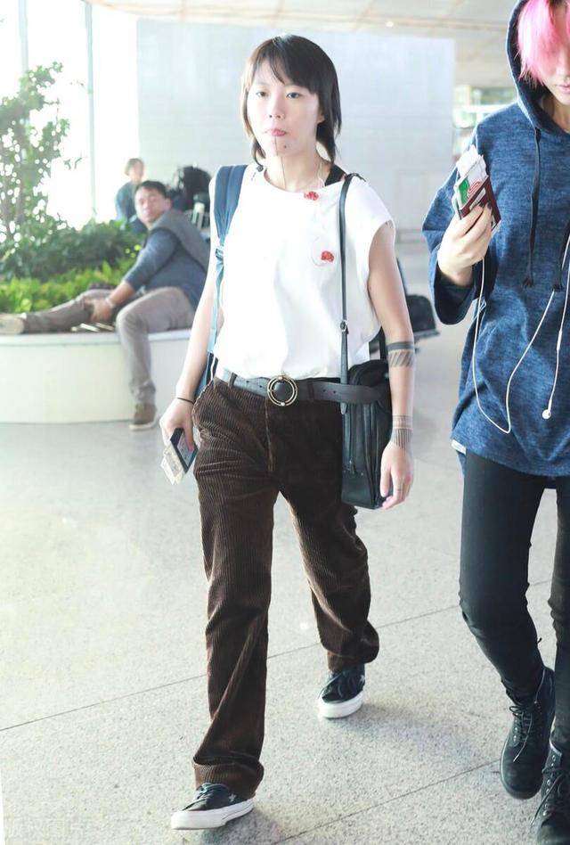 个性 窦靖童终于认真打扮，香风外套配小黑裤显腿长，单耳戴耳钉很有范