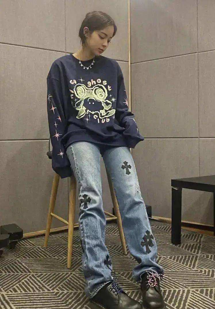 卫衣 不做“大小姐”的欧阳娜娜，机场造型帅翻