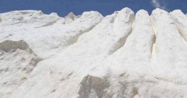 全球最高的盐山：高530米重约3亿吨，游客必须每人带1公斤走