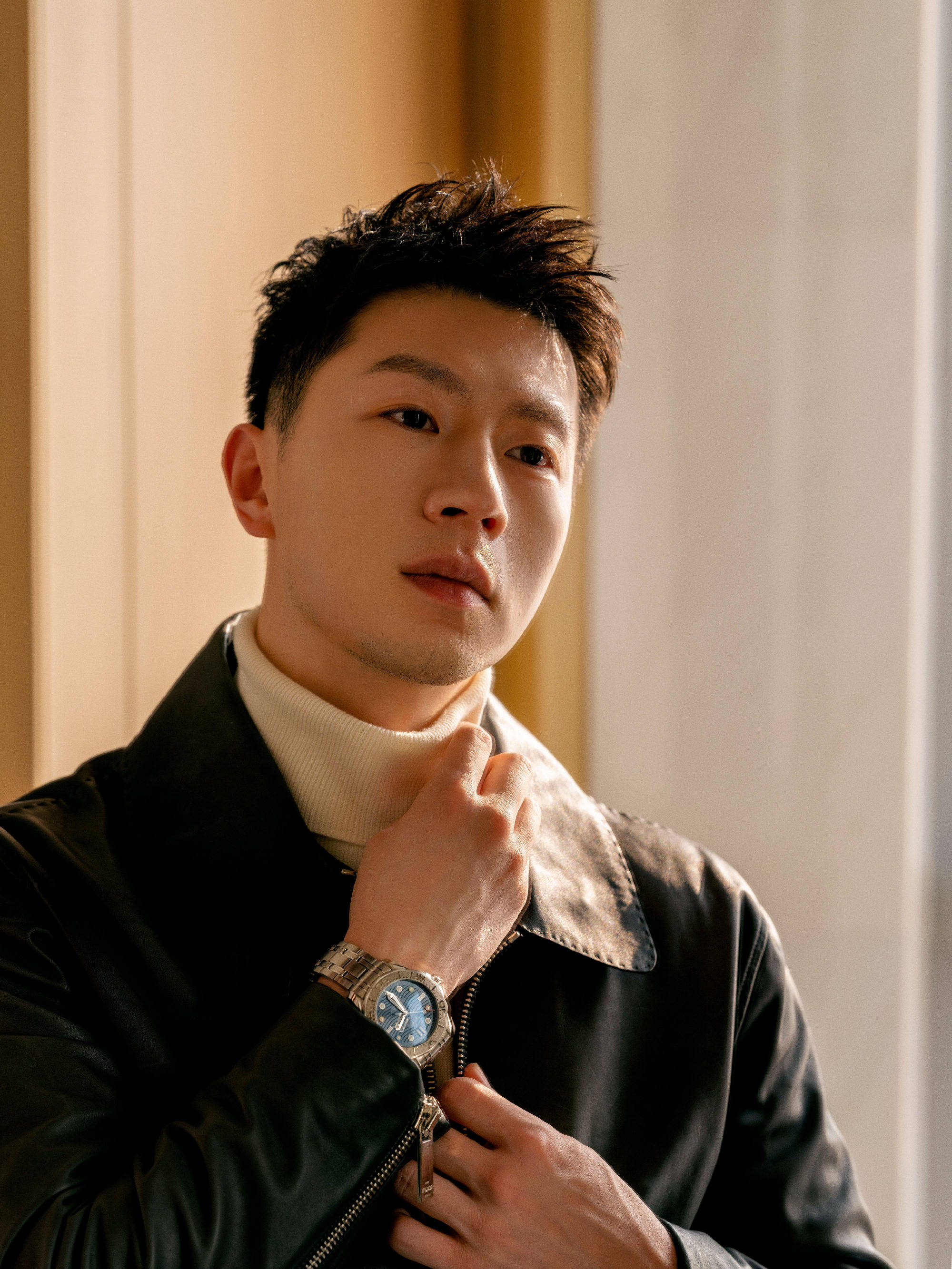 原创马龙穿皮衣帅气亮相青岛展示名表又酷又帅举杯畅饮气质绝了