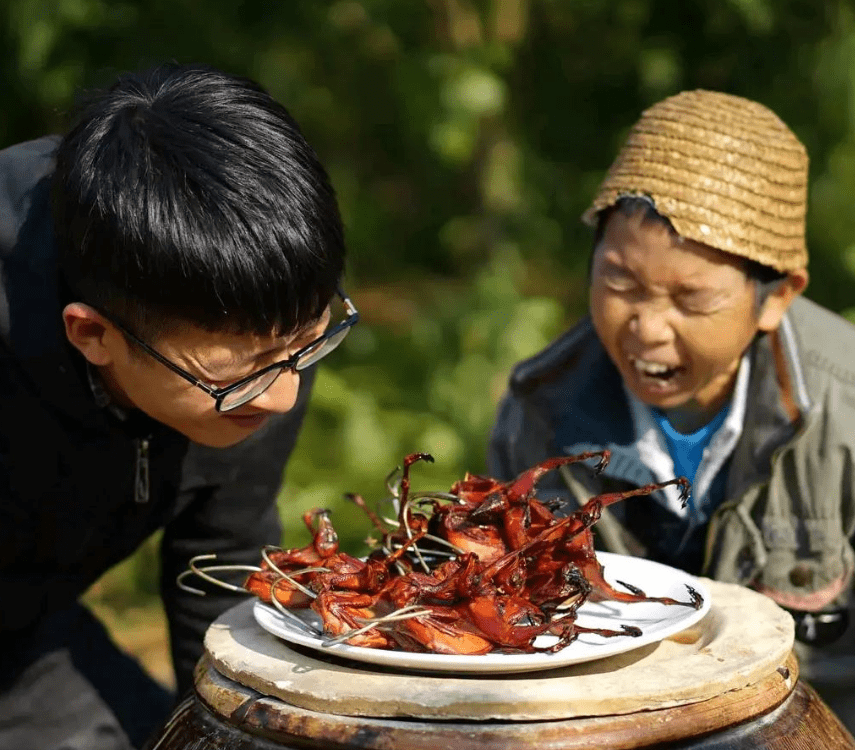 清醒|半年吸粉近2000W，康仔和老小孩关儿系惹争议，是利用还是友情？