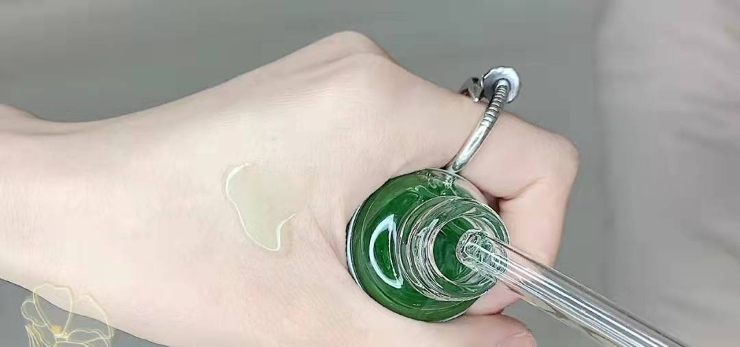 功效最近很火的“色修精华”，给你们挑了这4款，用过的人都说好