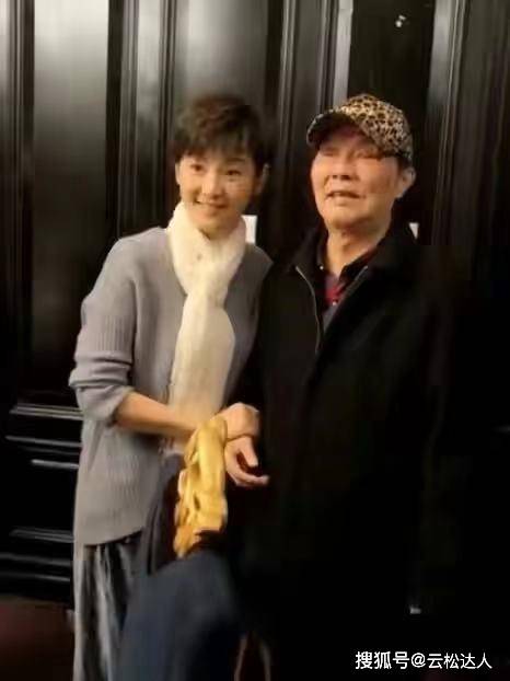 一身 陈建斌夫妇走机场！牵着妻子不撒手，蒋勤勤打扮年轻夫妻似两代人