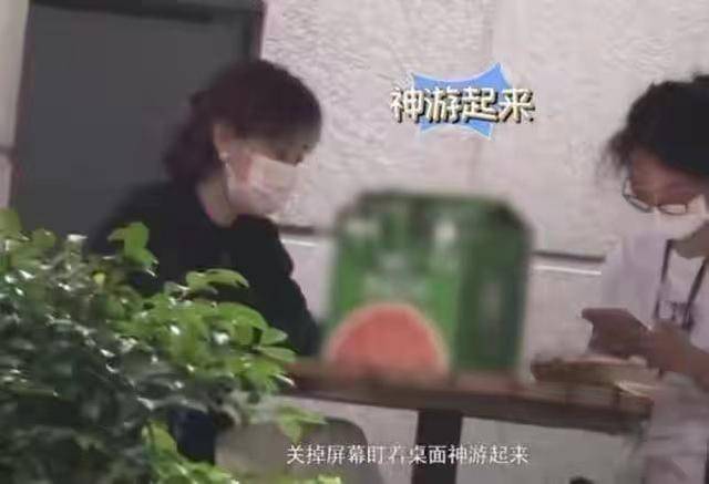 头发 孙俪全家出动陪女儿舞蹈比赛！孙俪扎小辫好老气，全程为女儿撑伞