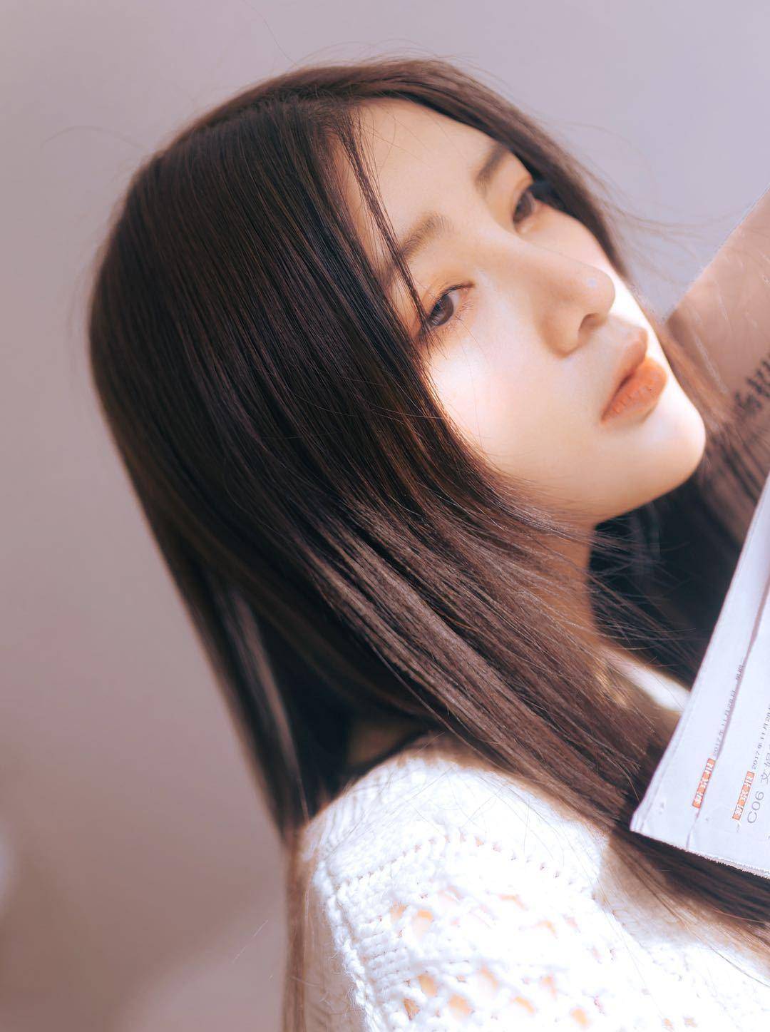 中分掌握这个中分方法,不做发型也显脸小、颅顶高