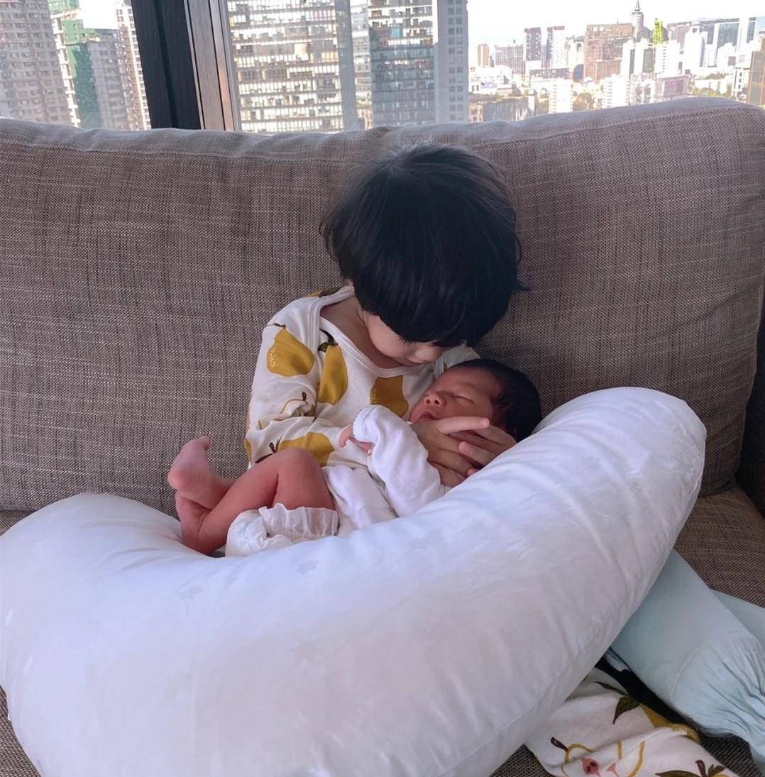 丹尼尔麦迪娜晒儿女合照！产后11天腹部微凸，2岁儿子哄妹妹睡觉好有爱