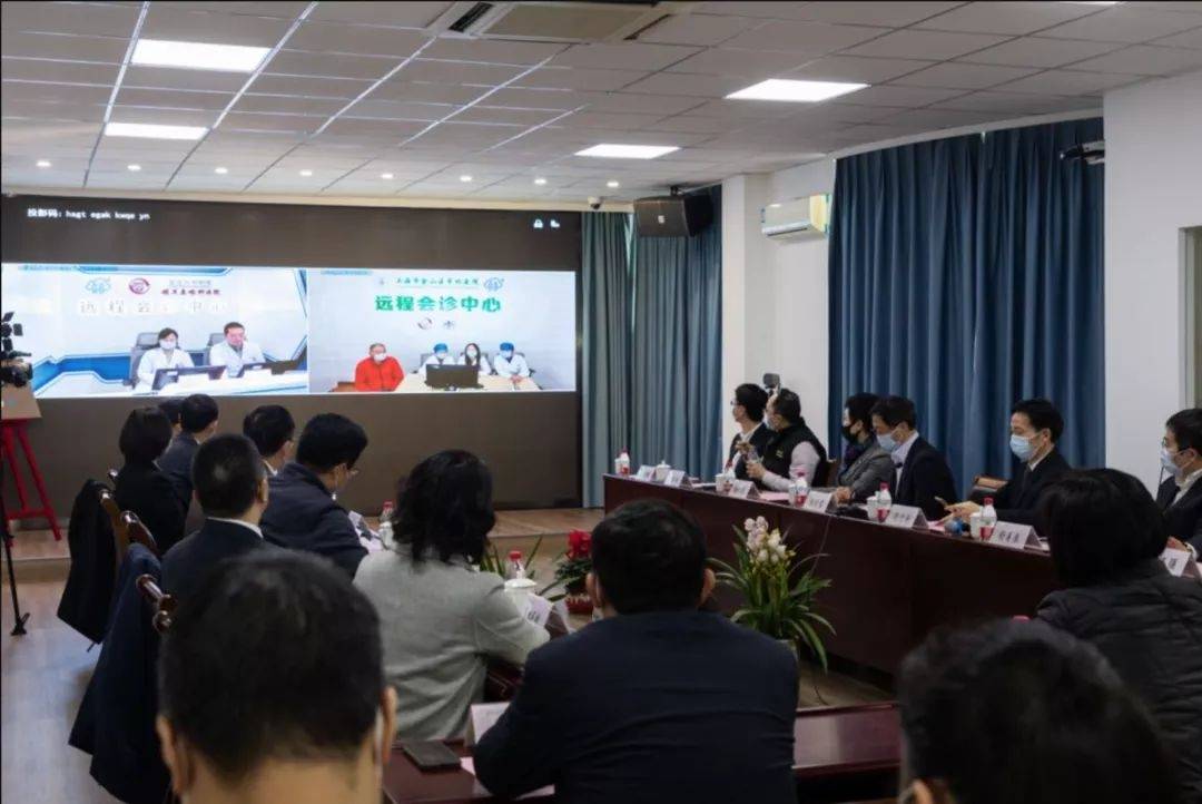 "这是亭林医院医生与复旦大学附属眼耳鼻喉科医院眼科医生通过"云诊室