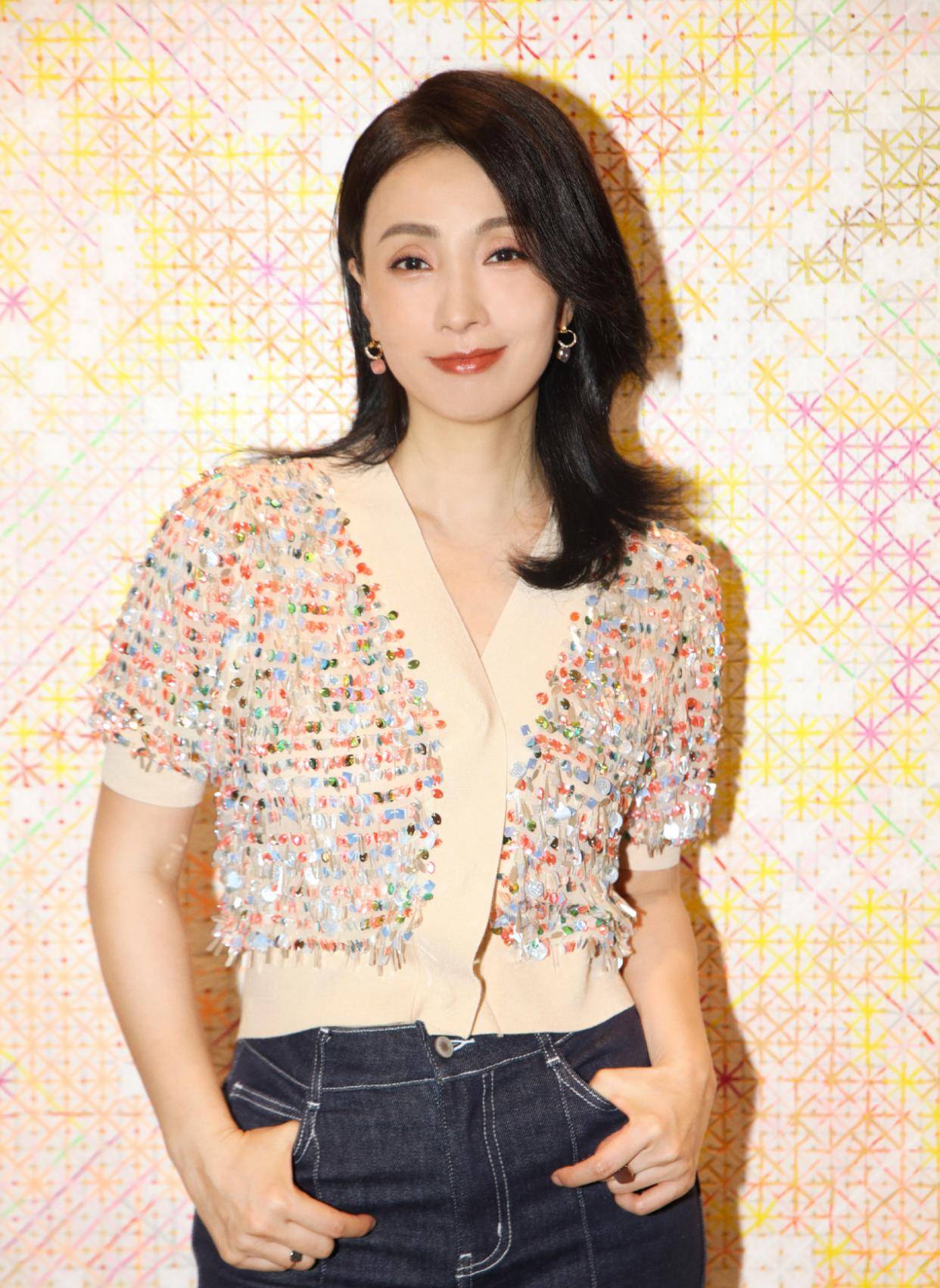 亮片 难怪父辈都说陶虹漂亮!穿豹纹上衣搭配小黑裙,自信又大方