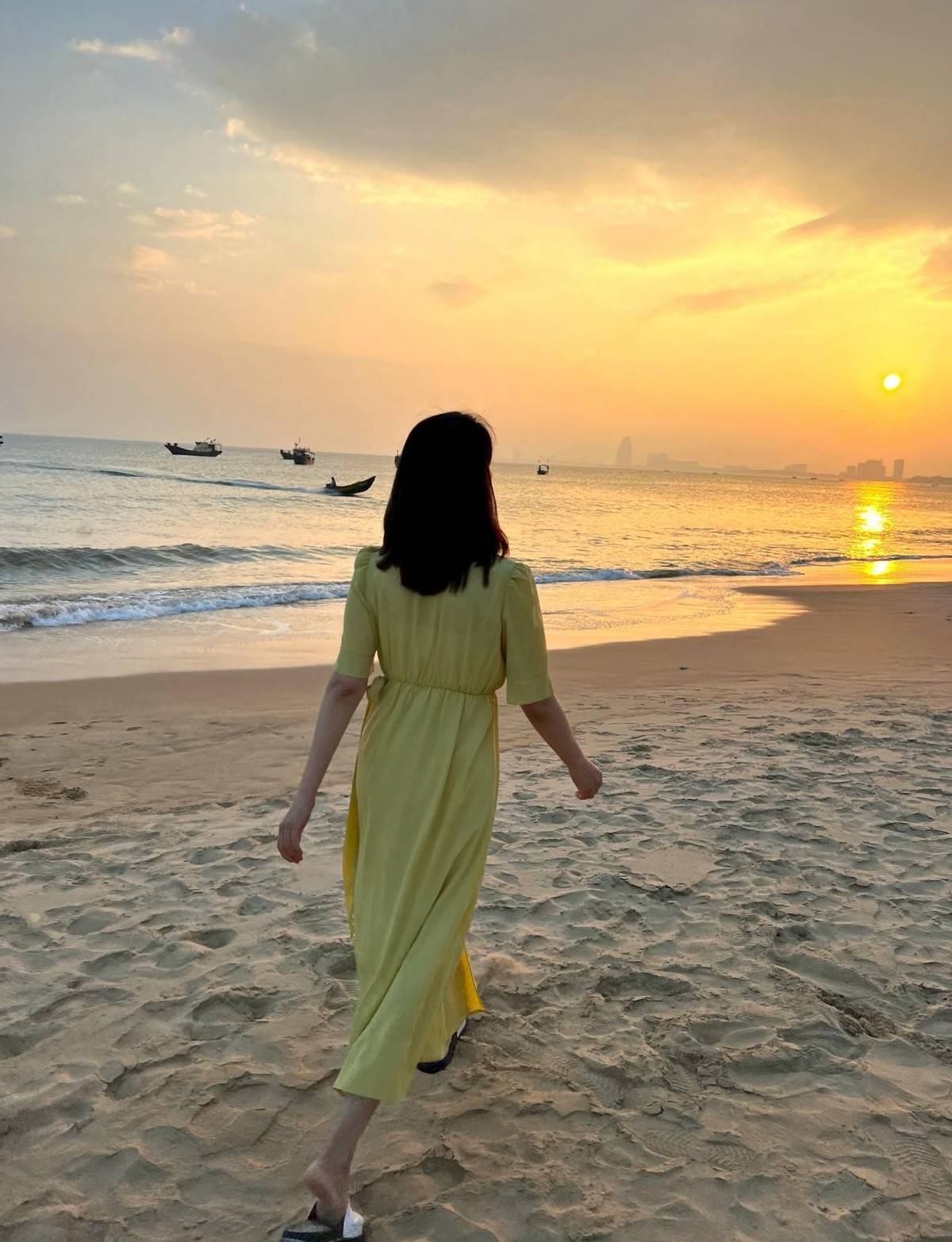 原创高圆圆赤脚在海边游玩43岁的她回眸一笑太美还在沙滩写新剧名