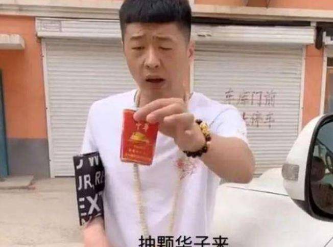 成功李会长：收破烂的“街溜子”，给赵本山递华子，他到底是什么来头