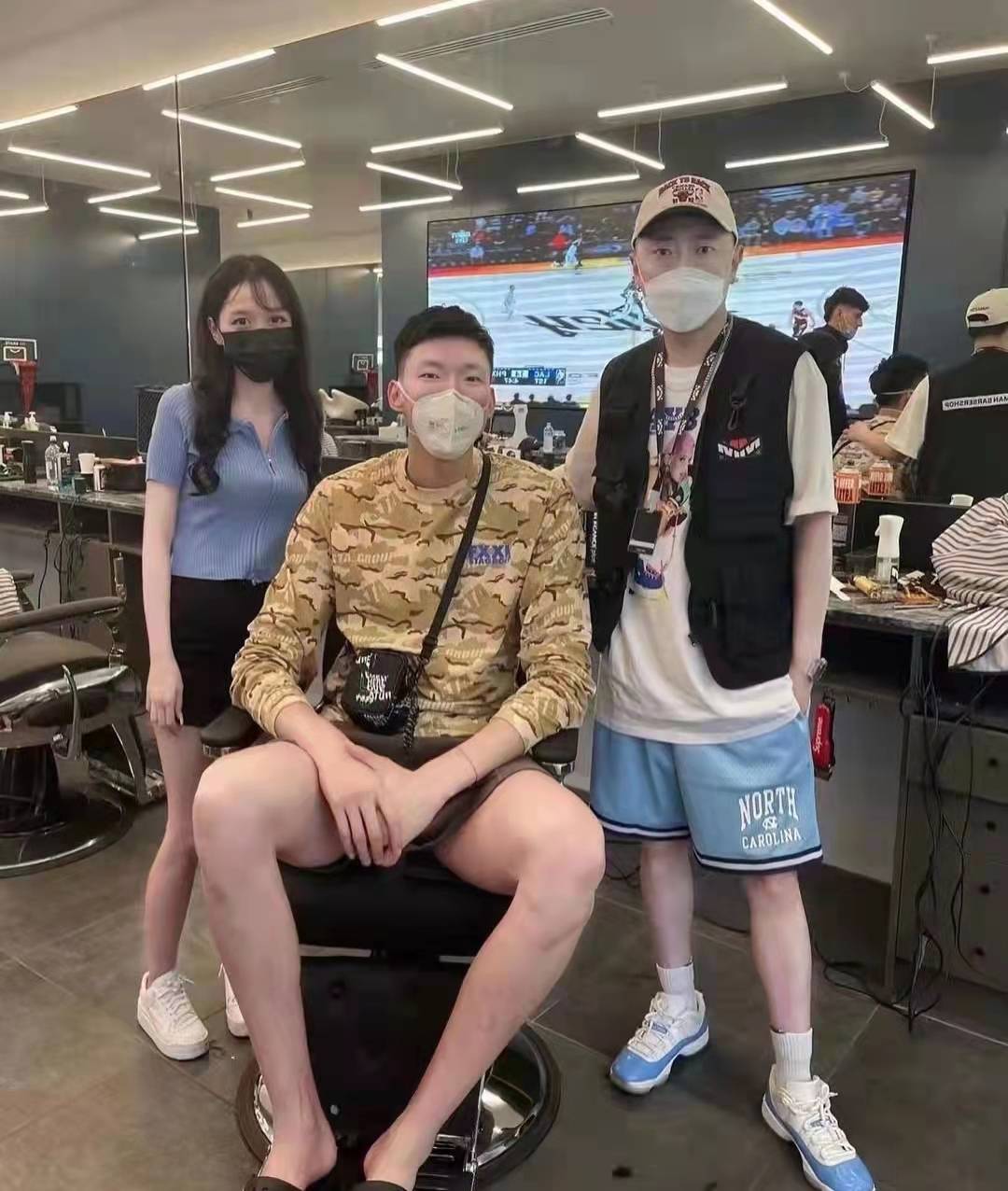 中锋|周琦剪了一个新发型！他在澳洲煎牛排、烤鸡翅，自嘲没鸡蛋灌饼香