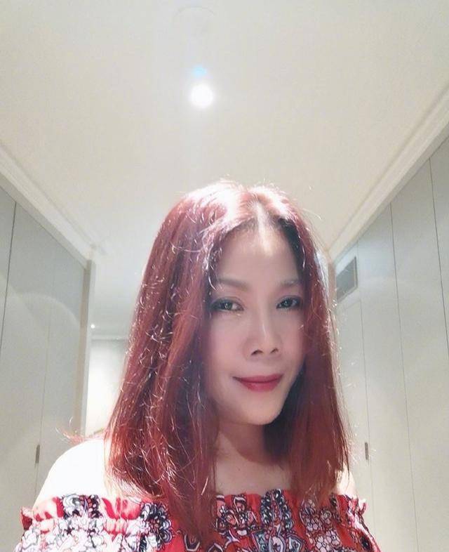 颜色田震还是铿锵玫瑰！经常换发色，喜欢到处游玩，53岁美得自由自在