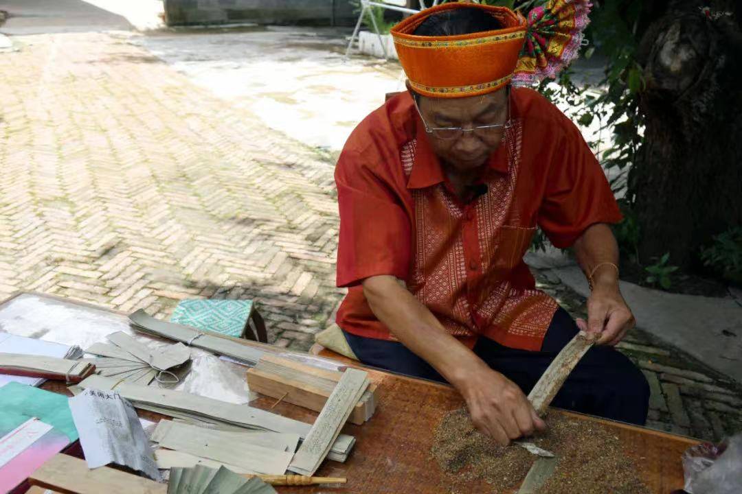 一叶一菩提贝叶经为何成承载傣族文化的神舟