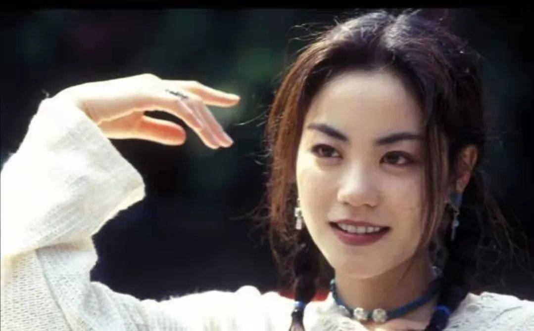 鼻翼谁说鼻子高才出美人？这10位小鼻子、塌鼻子女星，个个精致可爱