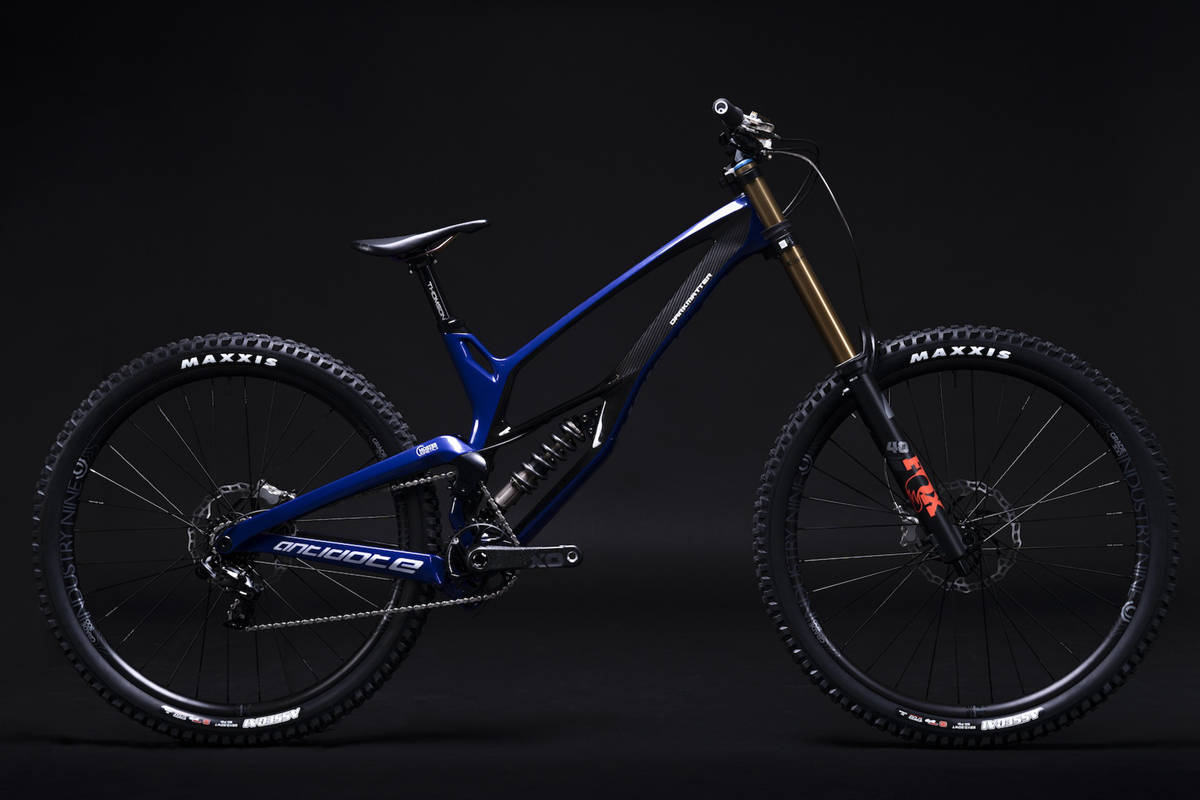 逐渐在世界杯速降比赛中占据主导地位,波兰碳纤维山地自行车制造商