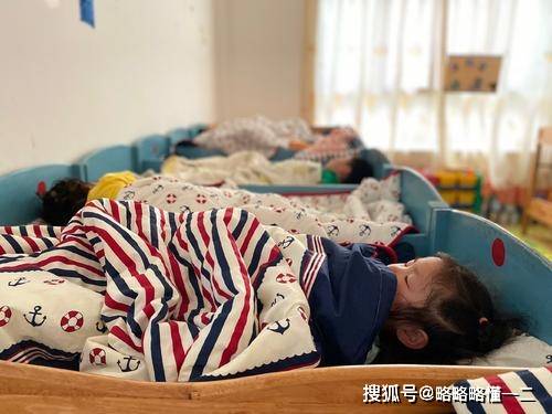 床单|幼儿园孩子背床单被套回家，小小身躯走两步歇两步，背后真相心酸