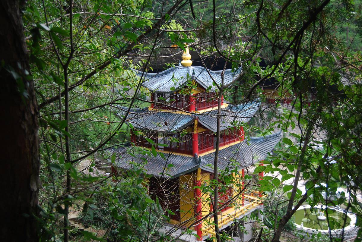 【寺廟介紹】天台山慈恩寺位於浙江省天台山南脈龍口處,距離天台縣城