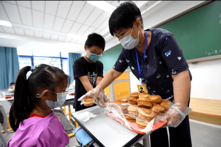 校园|教育部发布通知，中小学校园将取消这项“服务”，家长喜忧参半