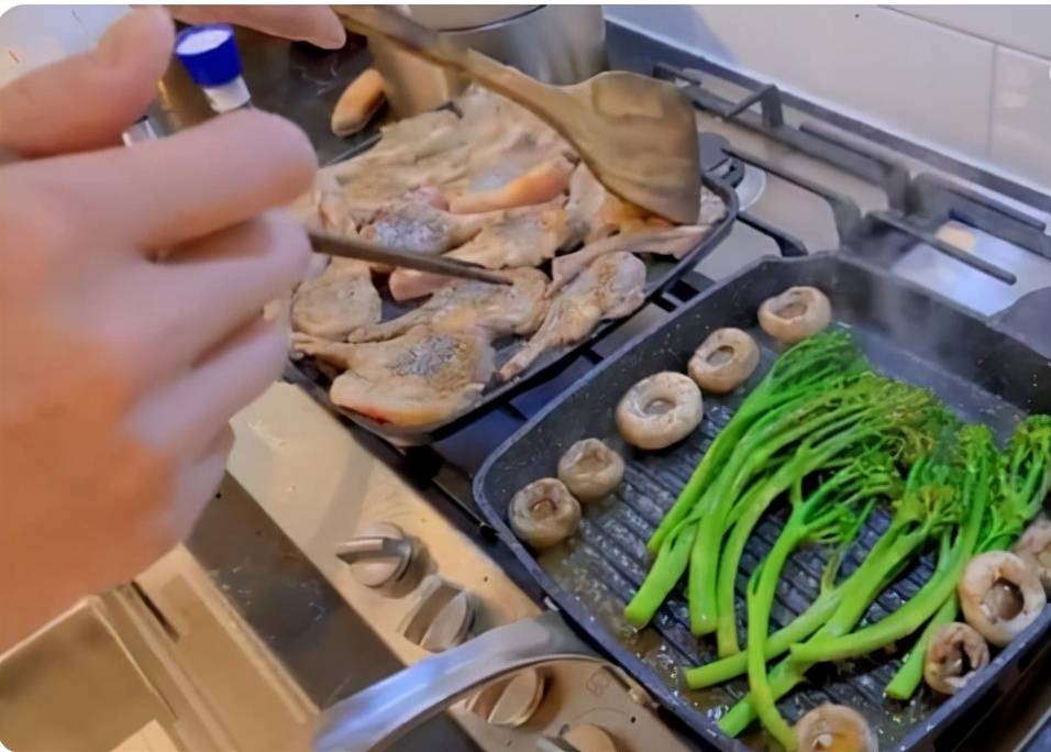 中锋|周琦剪了一个新发型！他在澳洲煎牛排、烤鸡翅，自嘲没鸡蛋灌饼香
