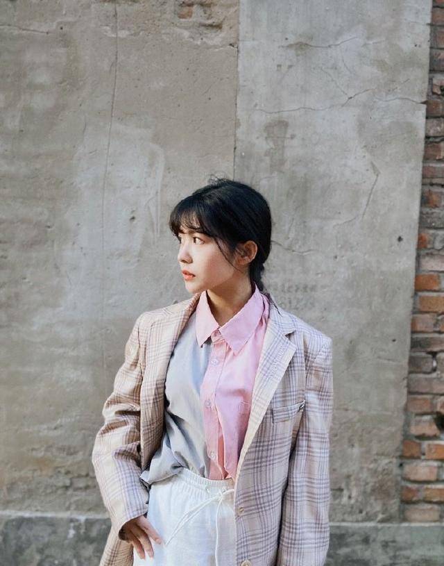 发型赖美云恢复后首晒全身照，长发变短发全靠扎辫子，又学会了一招