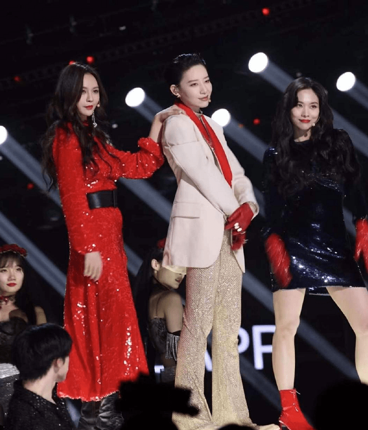 鞠婧祎 芒果年货节：李宇春超A造型配红唇，鞠婧祎似童话公主