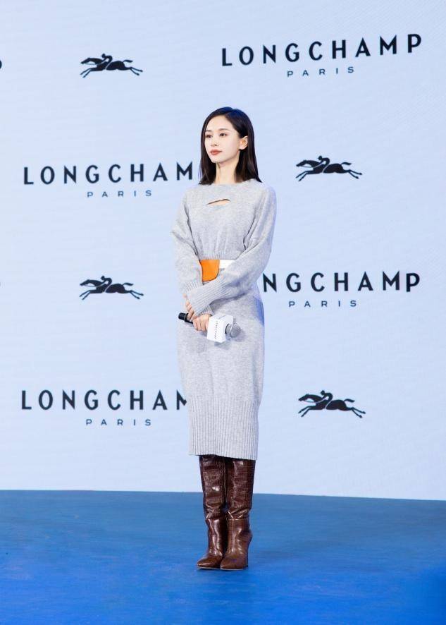 黑色 王子文首次带男友走机场,黑大衣尼姑头穿成他妈妈,母子感太强烈