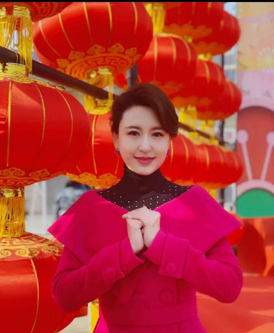 中央春节晚会女主持人图片